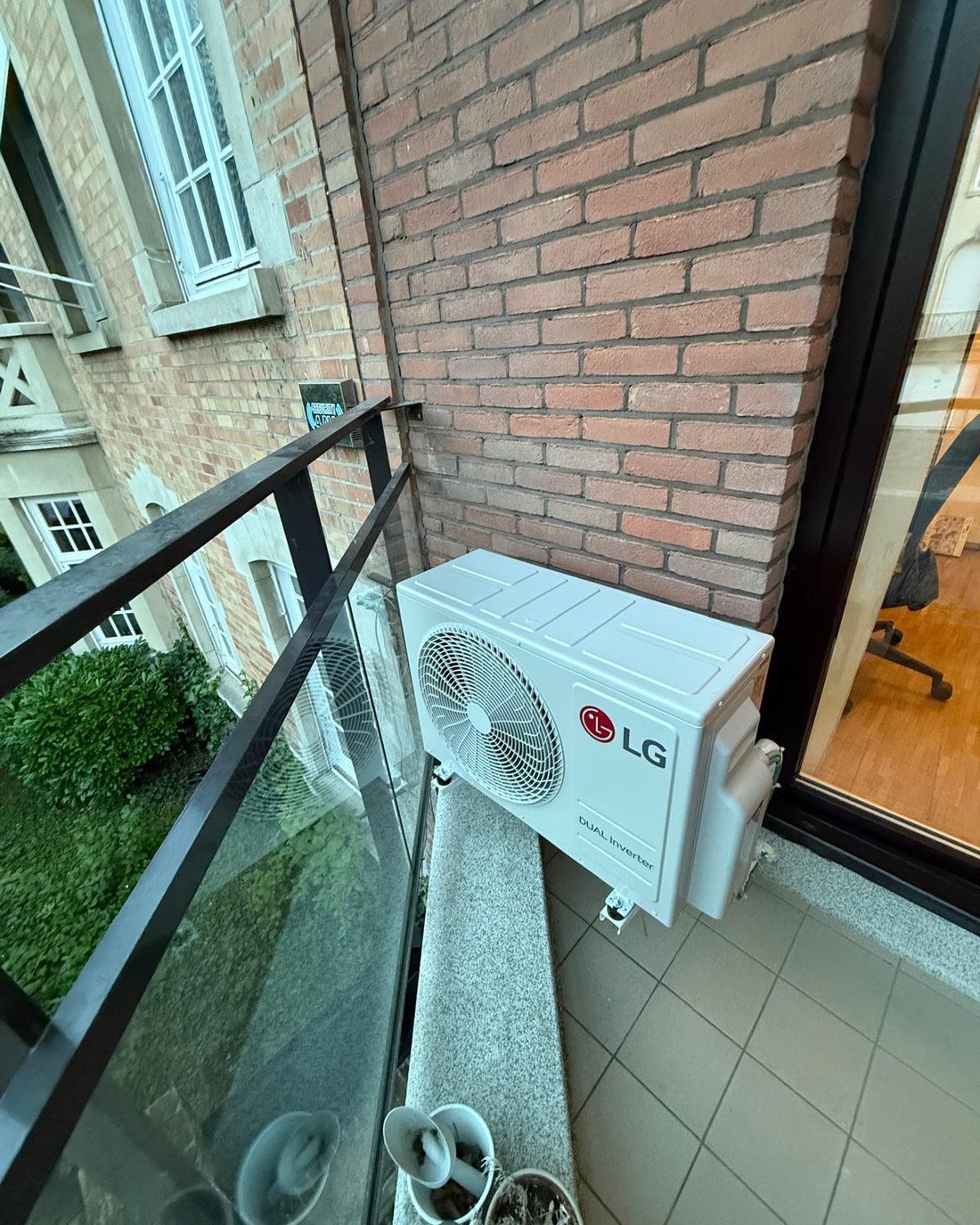 Unité extérieure de climatisation multi-split installée sur un balcon bruxellois