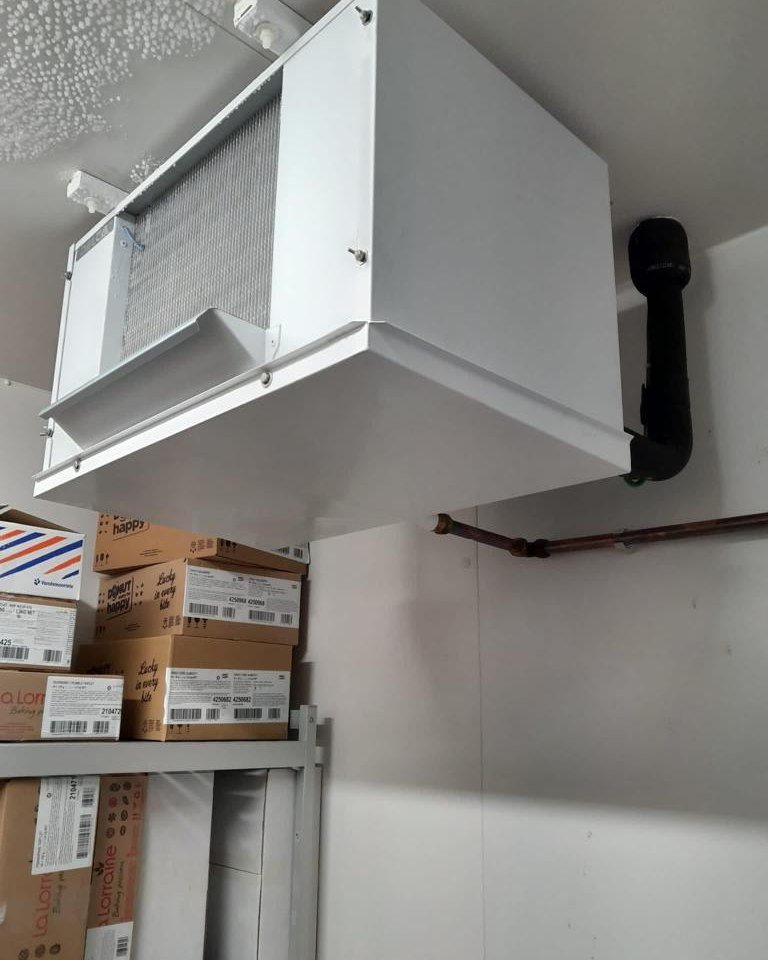 Évaporateur de chambre froide installé dans la réserve d'un commerce alimentaire